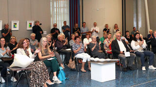 Zur Vernissage der Sommerausstellung "Schwingungen" des Kunstvereins Hockenheim sind viele Besucher in den kleinen Saal der Stadthalle gekommen.
