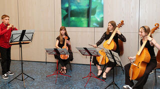 Die musikalische Umrahmung der Vernissage übernimmt das Gambenensemble mit Jonas Lais (v.l.), Klara Mannert, Marlene Kaiser und Lenja Weis.