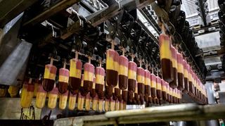Im Langnese-Werk Heppenheim wird auf 18 Produktionslinien Eis hergestellt. Der Standort bedient fast alle europäischen Länder.