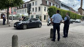 Die auffälligen Autofahrer mussten auf dem Schlossplatz und in der Taxibucht anhalten und die Papiere zeigen.