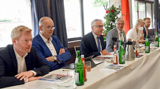 Landrat Stefan Dallinger (3.v.l.) tritt bei der Wahl am 3. Februar 2026 nicht mehr an. Der Kreistag hat jetzt die Weichen für die Ausschreibung gestellt.