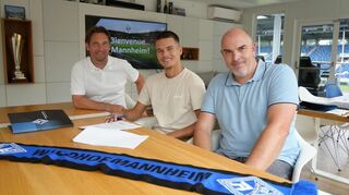 Diego Michel (M.) hat beim SV Waldhof Mannheim unterschrieben. Gerhard Zuber, Geschäftsführer Sport (l.), und Sportdirektor Mathias Schober freuen sich über den Neuzugang.