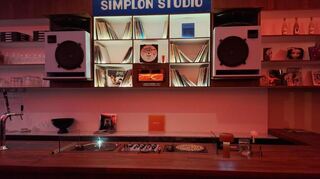 Hier herrscht Studio-Atmosphäre: Im Simplon Studio im Jungbusch drehen sich nicht nur die Pizza-, sondern auch die Platten-Teller.