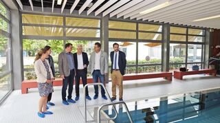 Zweiter Teil des Besuchsprogramms war die Besichtigung des Lehrschwimmbeckens in der Nordstadt. Bürgermeisterin Lisa Schlüter (links) erläuterte gemeinsam mit Bauamtsleiter Kai Schemenauer (2. von rechts) was in den vergangenen Wochen an Instandsetzungsarbeiten geleistet wurde, um den Schwimmbetrieb für die Schwimmschüler aufrecht zu erhalten.