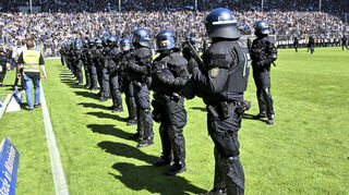 Ordner und Polizei auf dem Spielfeld bei dem Spiel gegen Dynamo Dresden.