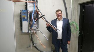 Bürgermeister Nils Drescher in einem der Technikräume: Hier laufen faustdicke Kabelstränge zusammen, die für die hochkomplexen Strukturen hinter den Kulissen benötigt werden.