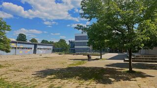 Ziemlich trostlos präsentiert sich der Schulhof des Hebel-Gymnasiums Schwetzingen derzeit.