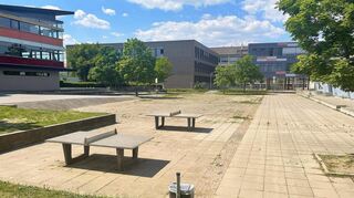 Ziemlich trostlos präsentiert sich der Schulhof des Hebel-Gymnasiums Schwetzingen derzeit.