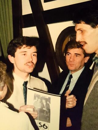 Der junge Wirt Tolga Tanyeri (l.) freut sich bei der Eröffnung vor 38 Jahren über viele Ehrengäste. Auch Schwergewichtsboxer Bernd Schwab (r.), der ein halbes Jahr zuvor den Box-Club Schwetzingen gegründet hat, ist damals dabei.