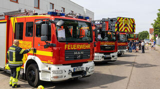 Blick auf den Fuhrpark beim Tag der offenen Tür der Schwetzinger Feuerwehr.