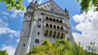 An anderen Ecken des Bauwerks dagegen wird seine fast puppenstübchenhafte Gestaltung deutlich, wie etwa bei diesem Gebäudeteil.