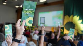 Teilnehmerinnen und Teilnehmer stimmen über einen Antrag während der Landesmitgliederversammlung von Bündnis 90/Die Grünen in der Beruflichen Schule für Medien und Kommunikation ab. Im Mittelpunkt des Parteitags steht die Wahl des neuen Landesvorstands. +++ dpa-Bildfunk +++