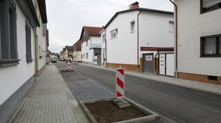 Auf der nördlichen Seite der Enderlestraße (vorne) werden noch Staudenbeete angelegt, weil sich die hier verlaufende Gasleitung nicht mit tiefen Wurzeln verträgt. Auf der Südseite (hinten) werden hingegen im Herbst Bäume gepflanzt.