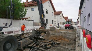 Zwischen der Herzogstraße und der ehemaligen Bäckerei Flörchinger wird zunächst die provirsorische Asphaltdecke aufgerissen, bevor die restlichen Leitungen verlegt und im letzten Schritt die Oberfläche neugestaltet wird.