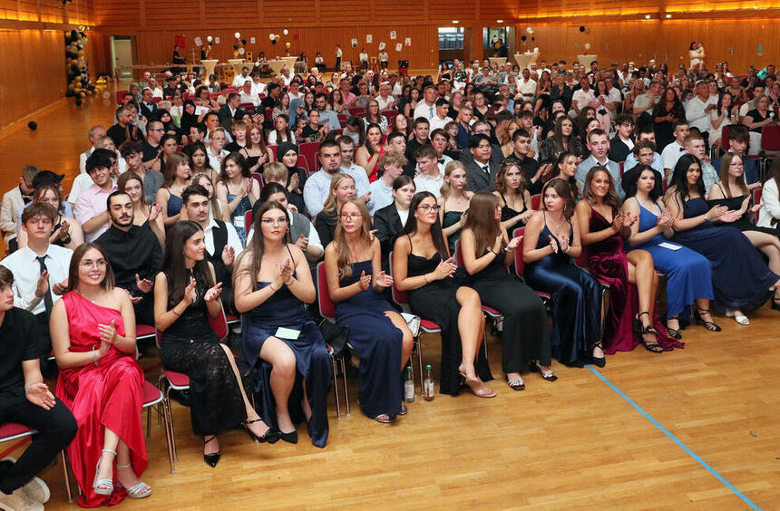 Schiller-Schule Reilingen verabschiedet Absolventen glamourös