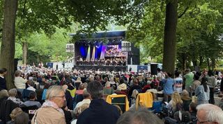 Blick auf den Festspielhügel, auf dem 2025 mit Tausenden Besuchern das dritte Festspiel-Open-Air der Wagner-Festspiele-Geschichte stattfindet.