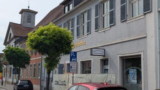 Blick auf die Hofapotheke mit dem Rathaus im Hintergrund.