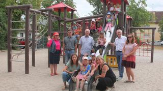 Bürgermeister Uwe Grempels und die Gemeinderäte Charlotte Jung-Cron, Friedbert Blaschke und Felix Porath sowie Jennifer Triebskorn vom Bauamt weihten zusammen mit den Kindern des Kiga Regenbogen das neue Spielgerät am Messplatz ein.