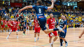 Tim Nothdurft beim Abschluss. Der Linksaußen gewinnt mit Erstligist Rhein-Neckar Löwen 46:28 gegen Gastgeber Oftersheim/Schwetzingen.