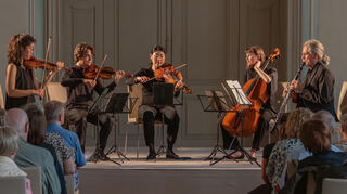 Gartenkonzert mit (v.l.) Saskia Niehl (Violine), Jeffrey Armstrong (Violine), Grace Lehan (Viola), Naja Reich (Violoncello) und Nikolaus Friedrich (Klarinette)