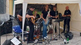 Die Band "Funkgerät" spielte Klassiker, aber auch viele eigene Songs beim Konzert auf dem Schwetzinger Schlossplatz.