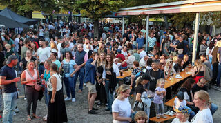 Volles Haus am Samstag beim Weldefest in Plankstadt: Kurz vor dem Auftritt von BB Thomaz füllt sich der Weldegarten.