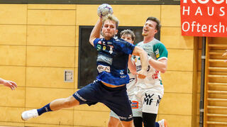 Mathias Larson (Rhein-Neckar-Löwen) setzt zum Wurf an. Im Hintergrund Erik Persson (Frisch Auf! Goeppingen).