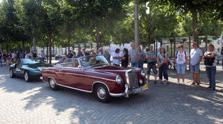 Die ADAC Deutschland Klassik macht erstmals Halt in Schwetzingen. Die Zuschauer erfreuen sich sichtlich an den historischen Fahrzeugen.