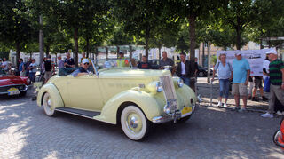 Knapp 80 Oldtimer fuhren im Rahmen der ADAC Deutschland Klassik am Schwetzinger Schlossplatz vor.