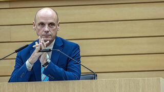 Nun meldet sich Daniel Born (SPD) zu Wort nach dem Zeichnen eines Hakenkreuzes auf einen Stimmzettel.