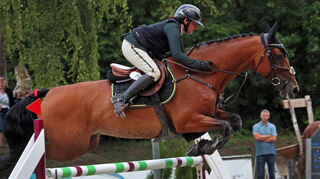 Samantha Theis vom RFV Zeiskam gewann auf Chakra beim großen Preis der Stadt Schwetzingen das Stechen in der Springprüfung S*.