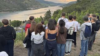 Die Klasse 7c blickt bei der abendlichen „Funzelwanderung“ hinab aufs Mittelrheintal.