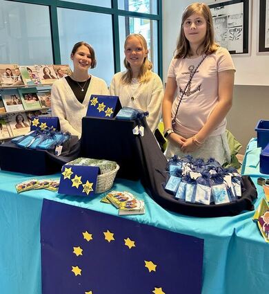 Sarmin, Amélie und Emma verkaufen stolz ihre selbst gemachten Europa-Seifen.