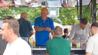 Am Zapfhahn steht HG-Urgestein Klaus Braun.