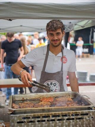 Der Mann am Grill heißt Jeremie Meyer und spielt im HG-Perspektivteam.