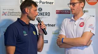 Moderator Simon Förch im Gespräch mit dem Sportlichen Leiter der Rhein-Neckar-Löwen Uwe Gensheimer.
