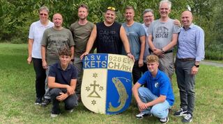 Der König ist erkoren: Norbert Lakatos (mitte) mit seinen Prinzen und den Verantwortlichen vom ASV Ketsch.