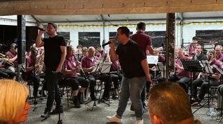 Martin und Tobias von den "Who2ladies" sind beim "29er"-Musikfest in Ketsch auch dabei.