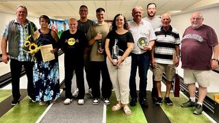 Der Keglerverein 1963 Hockenheim ehrt seine langjährigen Mitglieder und Platzierten des Vereinspokals: Vorsitzender Thomas Schränkler (v. l.), Sylvia Schränkler, Sportwart Wolfgang Schumm, Ingo Schroth, Noah Schroth, Sportwartin Rebecca Becker, Jörg Lößner, Pascal Becker, Lothar Schränkler und 2. Vorsitzender Peter Körner.