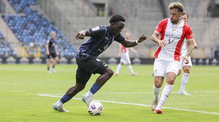 Kennedy Onyedika Okpala beim Testspiel gegen den FC Emmen am Ball.