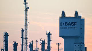 Der Schriftzug „BASF“ ist an einer Industrieanlage auf dem Gelände des Chemieunternehmens BASF angebracht.