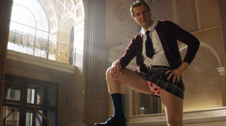 Mit Schulmädchenrock und rot gepunkteter Unterhose beim Banküberfall: Liam Neeson als Frank Drebin Jr. in „Die nackte Kanone“.
