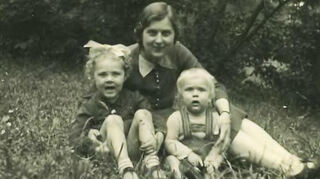 Die beiden Geschwister Edith und Wolfgang 1944 in Danzig mit ihrer Mutter Elisabeth.
