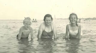 Angekommen in Kiel, schwimmen sie gerne mit Mutter Elisabeth in der Ostsee. Ein Bild aus dem Jahre 1949.