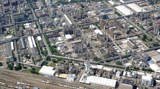 Im Stammwerk der BASF in Ludwigshafen läuft ein hartes Sparprogramm.