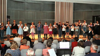 Schülerinnen und Schüler der Klassen Barbara Obert und Ulrike Wettach-Weidemaier musizieren mit Blockflöten, Oboen und Querflöten.
