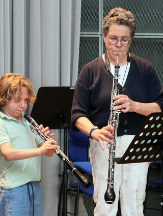 Maximilian Held spielt hier mit seiner Lehrerin Barbara Obert.