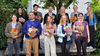 Sie werden die Friedrich-Ebert-Gemeinschaftsschule in Eppelheim verlassen: Miray Cetinkaya (oben v.l.), Philipp Munzinger, Henry Häs, Rektorin Verena Wittemer, Teresa Boxberg, Konrektorin Nina Lawrenz, Kaya Diehl, (unten v.l.) Tim Kalender-Veit, Yasmin Adam, Gabriele Dyck und Theresa Gasser.
