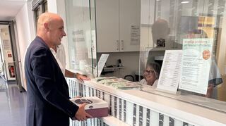 Daniel Born bedankt sich beim Team der Bereitschaftspraxis in Schwetzingen.