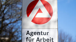 Der Schriftzug „Agentur für Arbeit“ ist an einer Stelle vor der Agentur für Arbeit zu sehen.